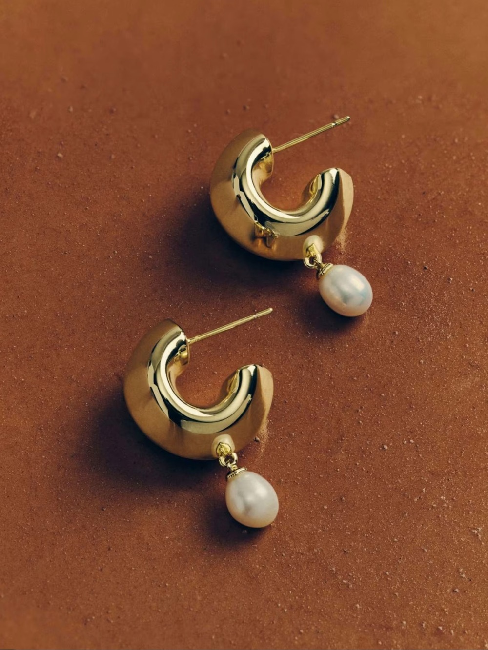 Kendra Scott Oakland Pearl Gold Huggie Earrings - Picture 6 of 10